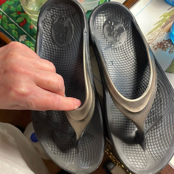 OOFO’S   flip flop size 6W woman’s silver slate grey - Picture 6 of 12